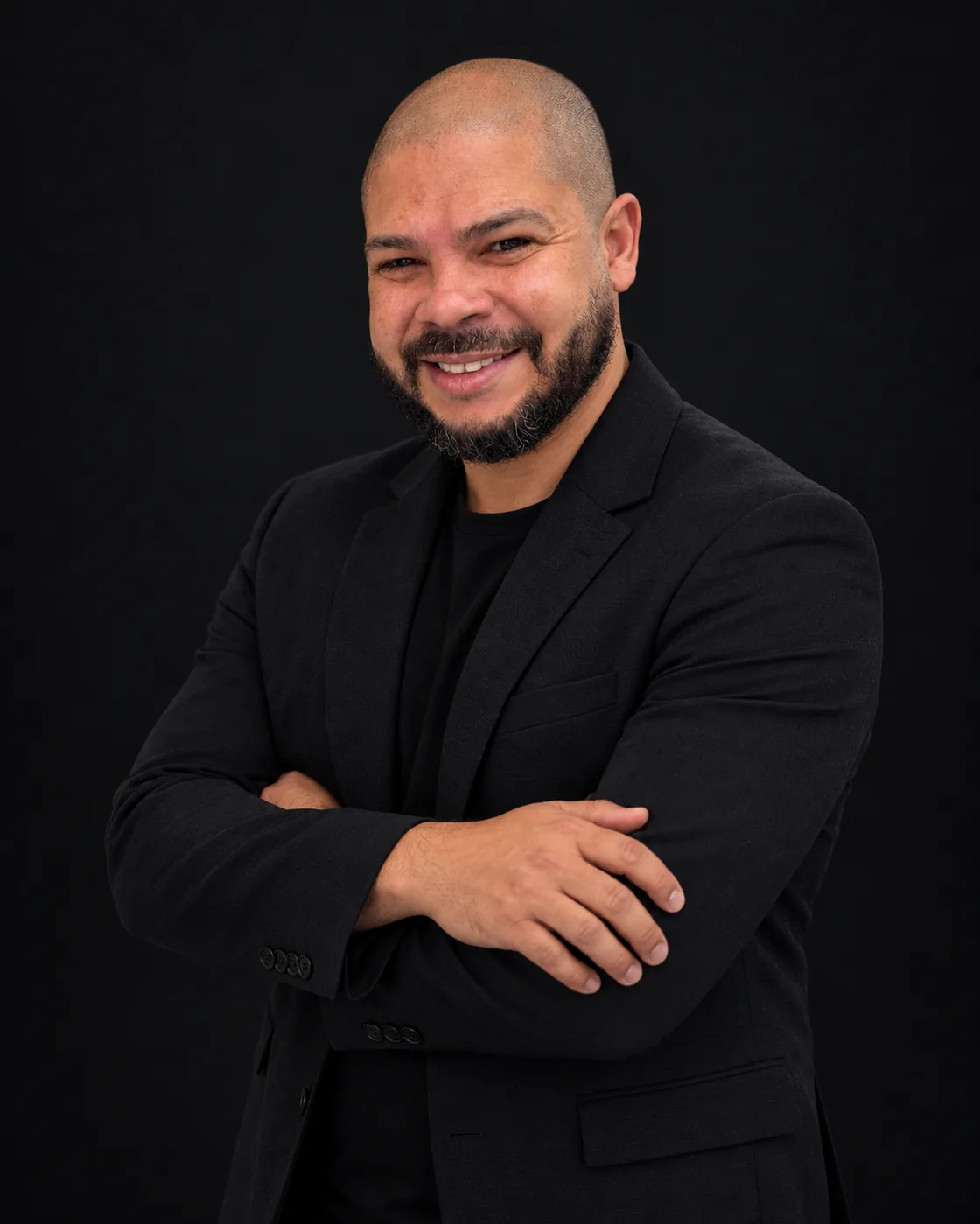 James Martins, fundador da Órbita Studio, de blazer preto e braços cruzados, sorrindo