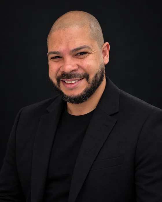 Retrato de James Martins, fundador da Órbita Studio